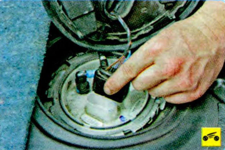 Замена топливного бака и его наливной трубы (из мануала)