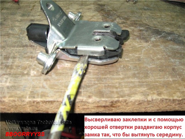 Перестал гореть свет в багажнике - как разобрать замок и где находится концевик