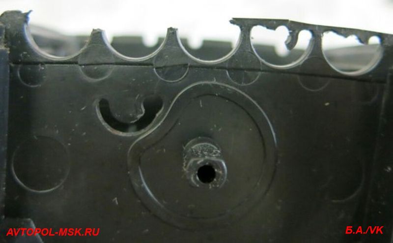 Ремонтируем дефлекторы подлокотника на Шкоде - 2 варианта