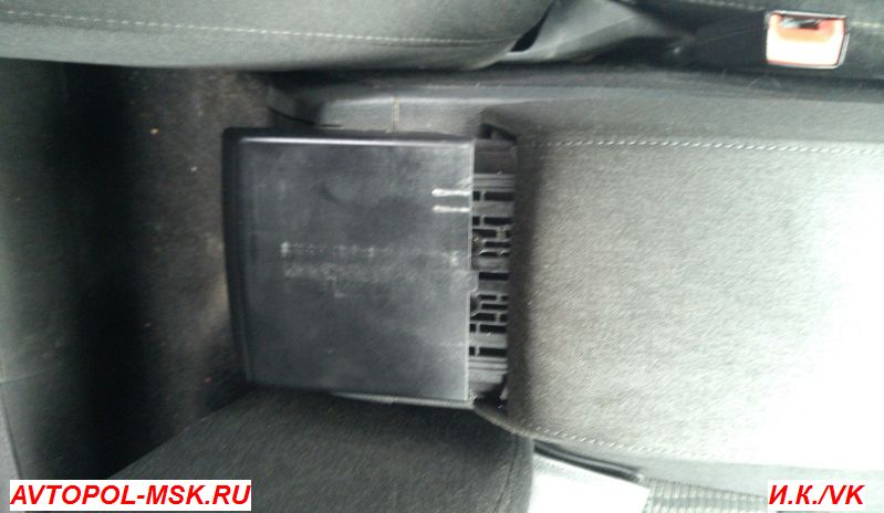 Вот эта часть на подлокотнике Октахи как то фиксируется внутри?