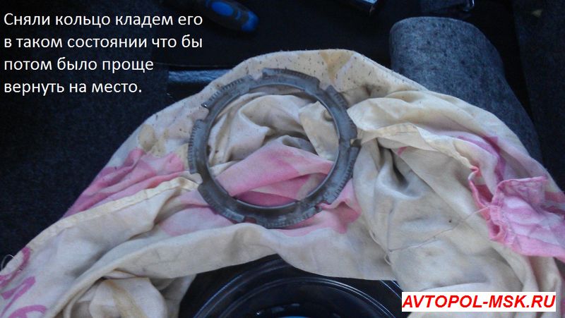 Чистим сеточку  в НЕ разборном бензонасосе Шкоды Октавия А5