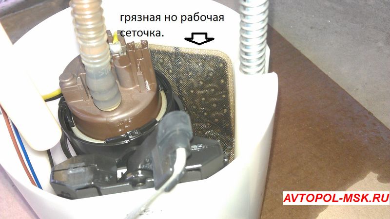 Чистим сеточку  в НЕ разборном бензонасосе Шкоды Октавия А5