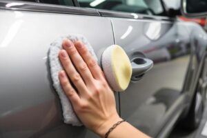 Полировка боковых стёкол авто: когда стоит браться за работу и как сделать всё аккуратно