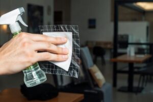 Удаление клея от наклейки со стекла: проверенные способы без следов
