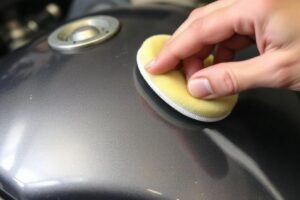 Полировка зоны бензобака от потёртостей, чтобы вернуть аккуратный внешний вид кузова
