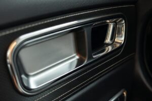 Как вернуть блеск: полировка алюминиевых вставок в салоне автомобиля