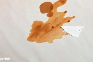 Очистка тканевого потолка от пятен: практическое руководство для аккуратной уборки