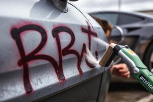 Очистка кузова от графити: как вернуть машине первоначальный вид без лишних рисков