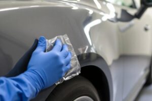Как аккуратно удалить остатки скотча и защитной плёнки после кузовного ремонта: практическое руководство