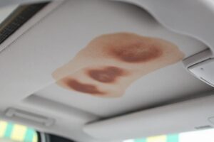 Как убрать пятна с потолка авто, не повредив материал: безопасные способы и проверенные приёмы