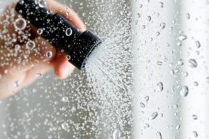 Удаление водного камня со стёкол: методы и химия — как вернуть блеск без риска