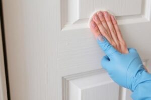 Как убрать потёртости с пластиковых вставок на дверях: простые и проверенные способы